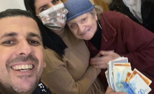 איציק וחלי איטח עם הזקנה שהחזירו לה את הכסף (צילום: צילום עצמי, באדיבות המצולמים)