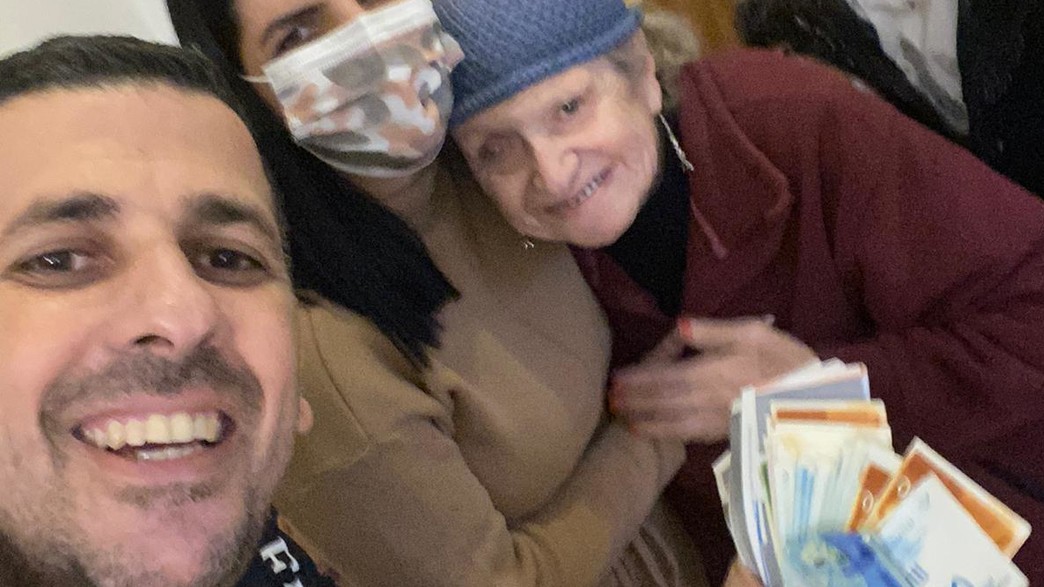 איציק וחלי איטח עם הזקנה שהחזירו לה את הכסף איציק וחלי איטח עם הזקנה שהחזירו לה את הכסף