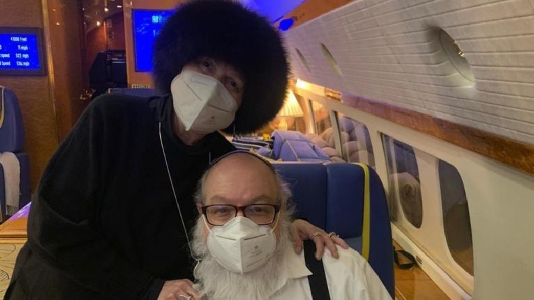 ג'ונתן פולארד ואסתר במטוס לישראל ג'ונתן פולארד ואסתר במטוס לישראל