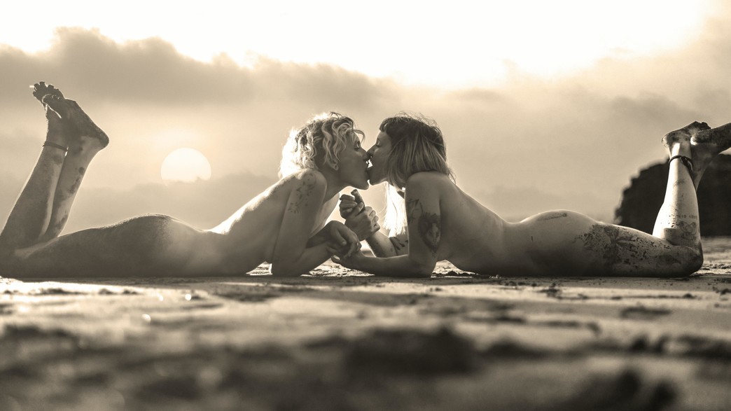 נשים מתנשקות בים (צילום: fausto-garcia,  unsplash)