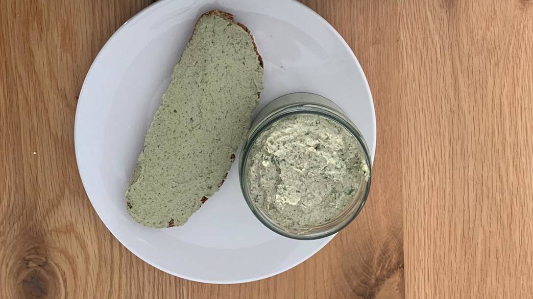 ממרח אגוזי מלך של אנה ארונוב