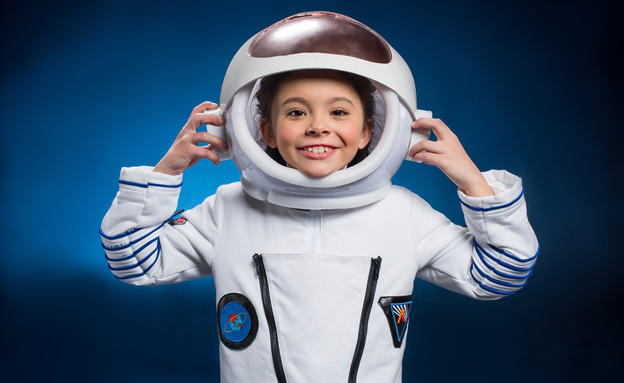 ילדה לובשת חליפת חלל ומחייכת (אילוסטרציה: shutterstock)