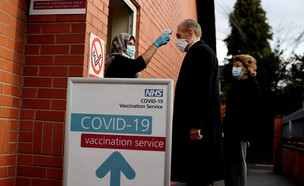 תור במרכז לחיסונים נגד קורונה בוולברהאמפטון, בריטניה (צילום: רויטרס_)