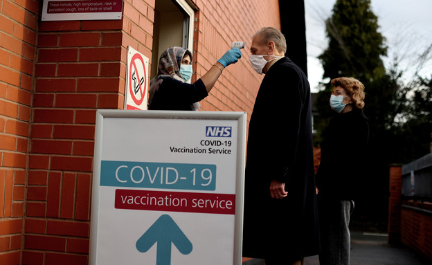 תור במרכז לחיסונים נגד קורונה בוולברהאמפטון, בריטניה (צילום: רויטרס_)