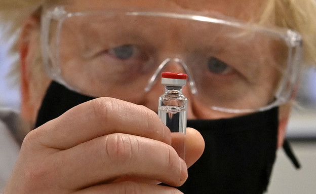בוריס ג'ונסון עם חיסון של אסטרהזניקה (צילום: רויטרס_)
