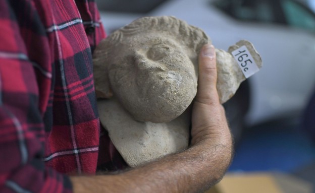 פריטי עתיקות החשודים כגנובים נמצאו בת"א (צילום: יולי שוורץ, רשות העתיקות)