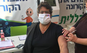 חבר הפרלמנט הצרפתי מאיר חביב מתחסן בישראל (צילום: טוויטר)