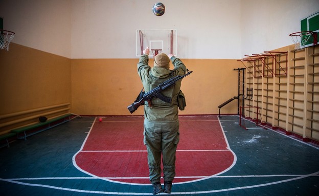 חייל משחק כדורסל, אילוסטרציה (צילום: Andrew Burton, GettyImages)