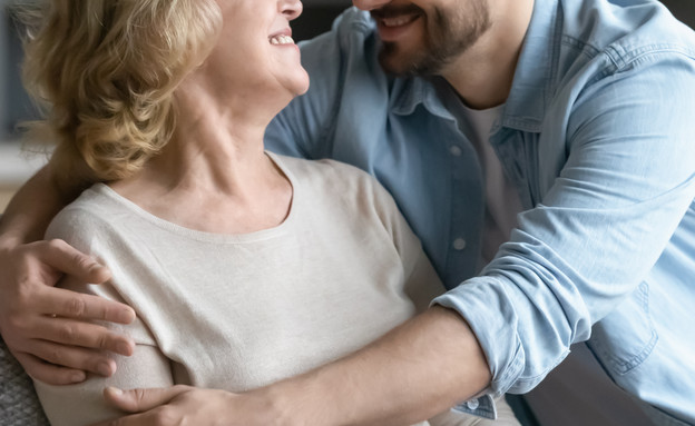 אישה מבוגרת וגבר צעיר (צילום: shutterstock | fizkes)