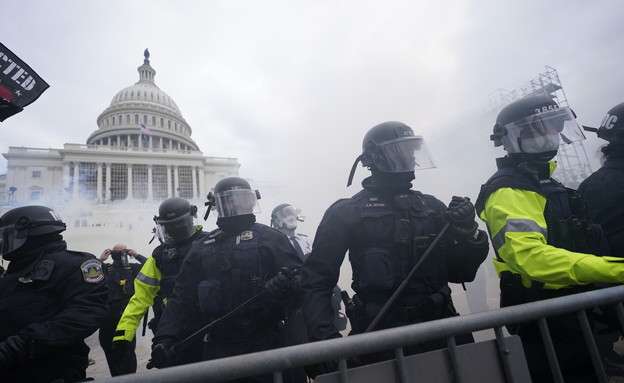 תומכי טראמפ מסרבים לקבל את ההפסד ופותחים במהומות בוושינגטון (צילום: AP)