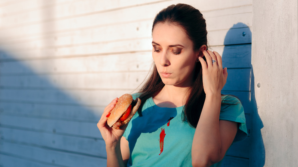 אישה עם כתם על החולצה אישה עם כתם על החולצה
