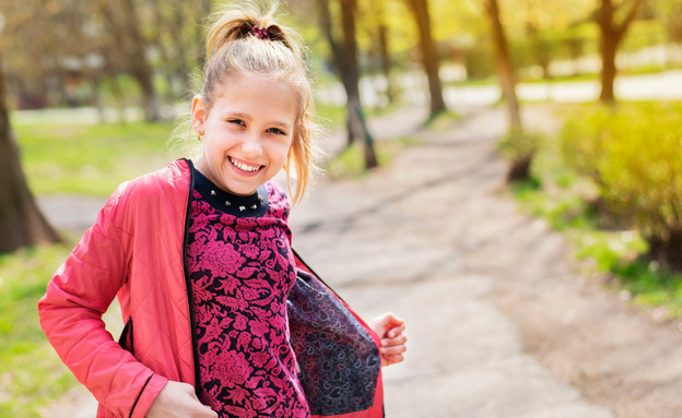 ילדה מחייכת (צילום: Marian Fil, Shutterstock)