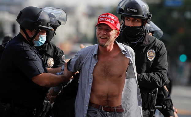 מעצר של תומך טראמפ מחוץ לגבעת הקפיטול (צילום: רויטרס)
