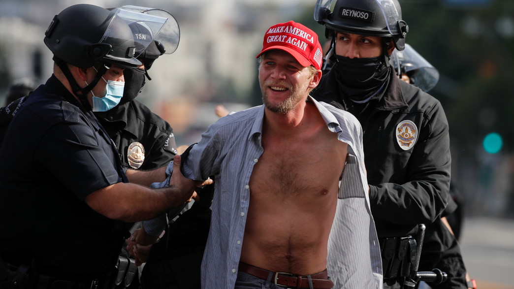 מעצר של תומך טראמפ מחוץ לגבעת הקפיטול מעצר של תומך טראמפ מחוץ לגבעת הקפיטול