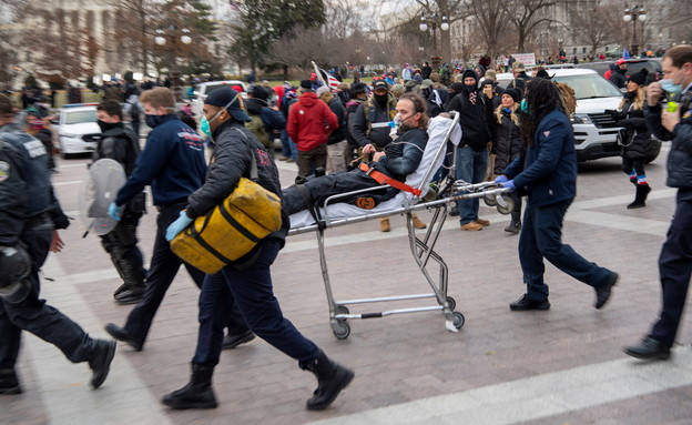 מהומות בוושינגטון מפגינים פורצים לבניין הקפיטול (צילום: רויטרס, רויטרס_)