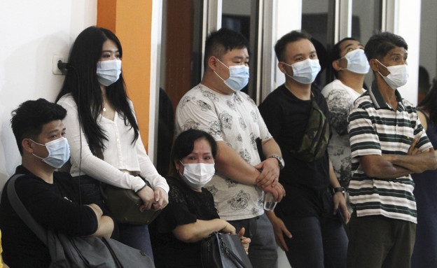 משפחותיהם של הנספים בהתרסקות המטוס (צילום: AP)