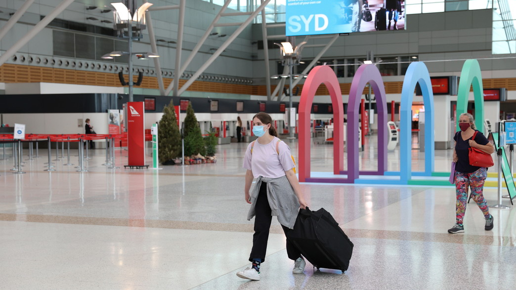 תושבים עוטים מסיכה בנמל התעופה הבינלאומי בסידני, אוסטרליה (צילום: רויטרס_)