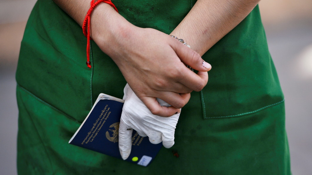 אישה אוחזת בדרכון בבנגקוק אישה אוחזת בדרכון בבנגקוק