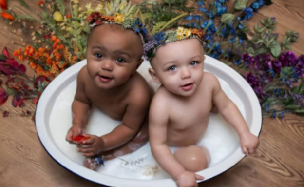 תאומות עם צבע עור שונה (צילום: Whitney Meyer)