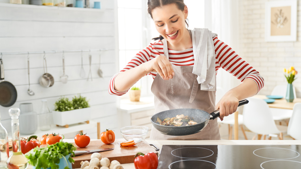 אישה מבשלת במטבח אישה מבשלת במטבח