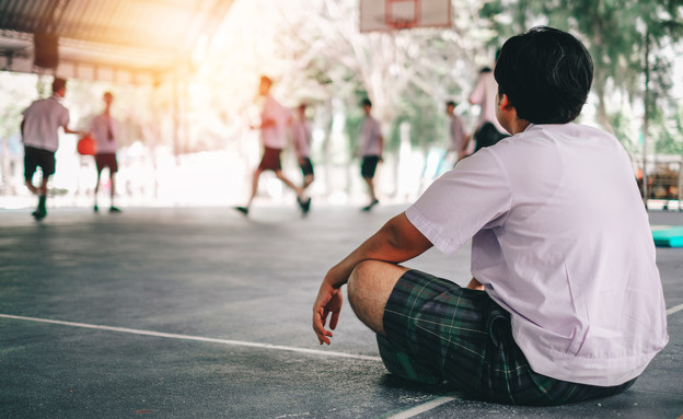ילד מסתכל בחבריו משחקים כדורסל (אילוסטרציה: AN Photographer2463, shutterstock)