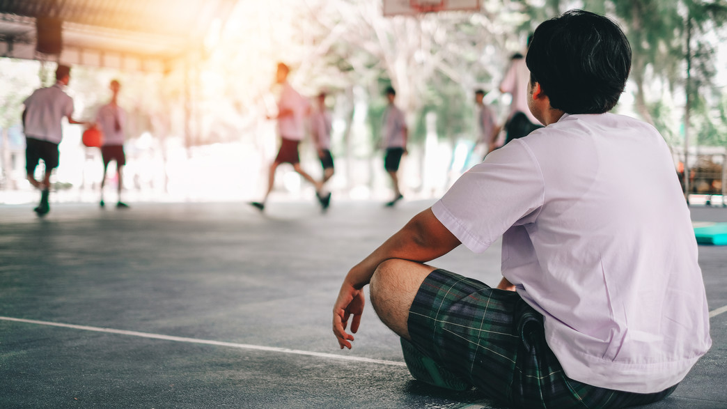 ילד מסתכל בחבריו משחקים כדורסל (אילוסטרציה: AN Photographer2463, shutterstock)