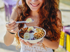 אישה אוכלת (צילום:  MikaHolanda, shutterstock)