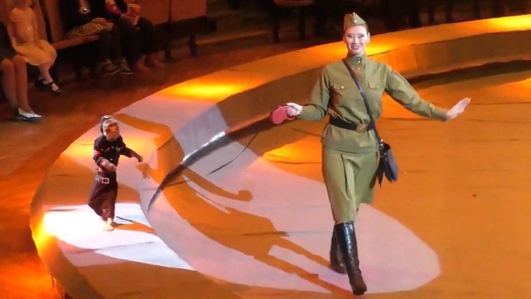 קוף בקרקס עם מדים נאצים