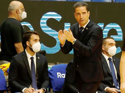 יאניס נעצר עם הפסד ביתי שני ברצף (אלן שיבר)