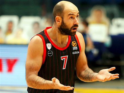 למרות שספאנוליס לא היה בעניינים (אלן שיבר)