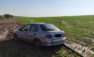 רכב תקוע בשדה (צילום: יוסי לייבה, צילום פרטי)