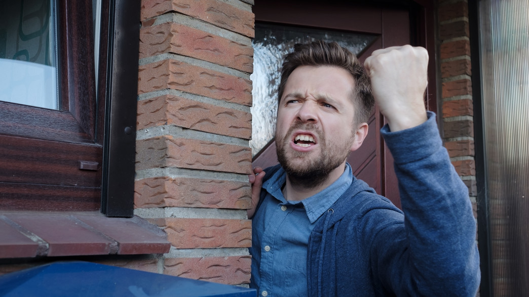 שכן כועס, גבר כועס, גבר רב, מריבה שכן כועס, גבר כועס, גבר רב, מריבה