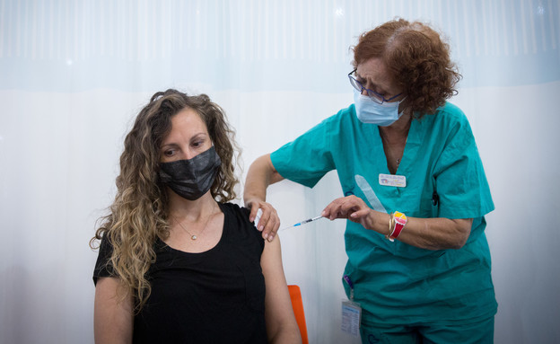חברת צוות בשיבא מקבלת את מנת החיסון השנייה (צילום: מרים אלסטר, פלאש 90) חברת צוות בשיבא מקבלת את מנת החיסון השנייה (צילום: מרים אלסטר, פלאש 90)
