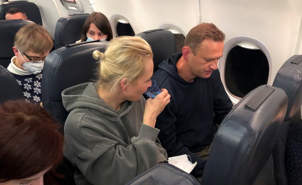 אלכסיי נבלני במטוס בדרכו חזרה לרוסיה (צילום: reuters)