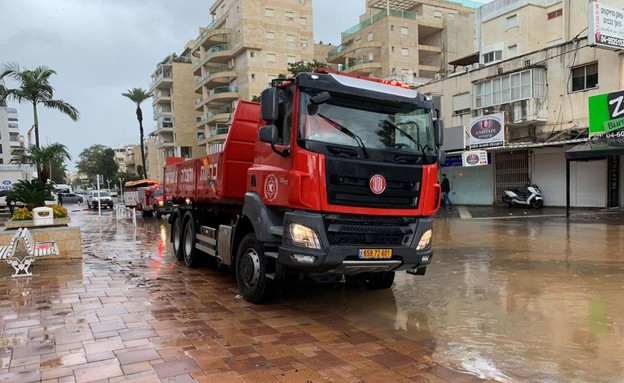 גשם בנהריה (צילום: דוברות כבאות והצלה מחוז חוף)