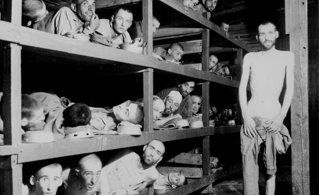 אסירי המחנה ששרדו ביום שחרורו על ידי האמריקנים, 1945 (צילום: רויטרס)