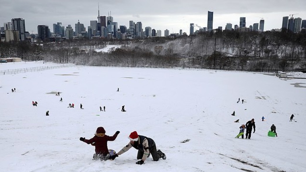 תושבי האזור משתעשעים בשלג שנערם בשטח המחנה תושבי האזור משתעשעים בשלג שנערם בשטח המחנה