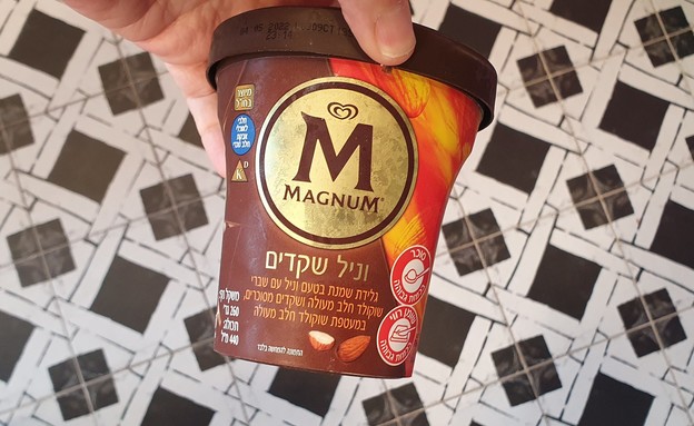גלידה מגנום וניל שקדים (צילום: צילום ביתי, mako אוכל)