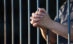אישה בכלא (צילום: sakhorn, Shutterstock)