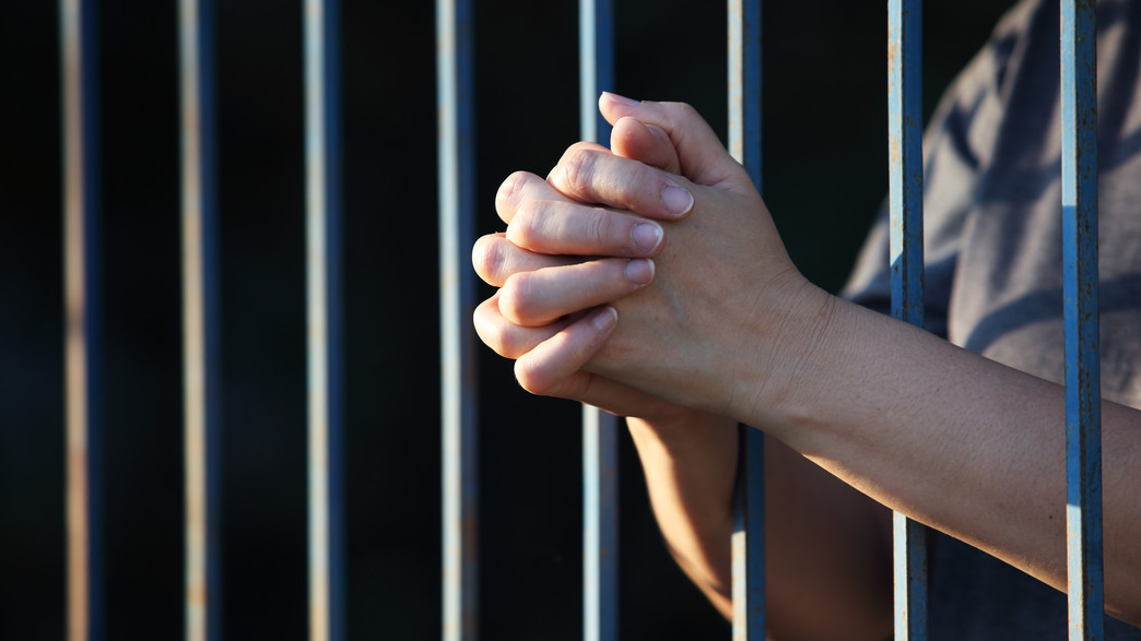 אישה בכלא (צילום: sakhorn, Shutterstock)