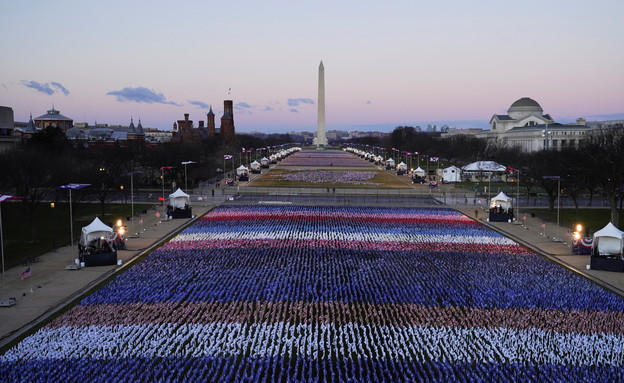 מאות אלפי דגלים במקום קהל בטקס ההשבעה של ביידן‎ (צילום: רויטרס)