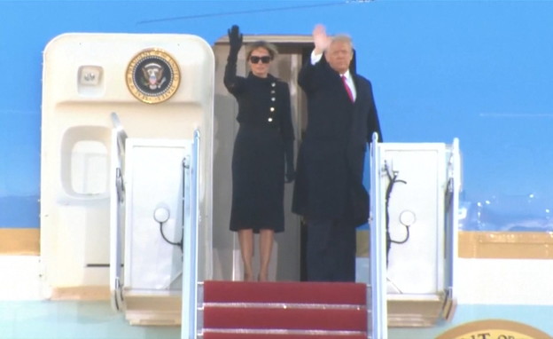 דונאלד ומלניה טראמפ עולים למטוס (צילום: חדשות 12)