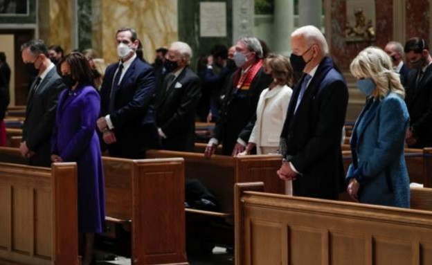 ג'ו וג'יל ביידן במהלך הטקס בכנסיה בוושינגטון (צילום: רויטרס)