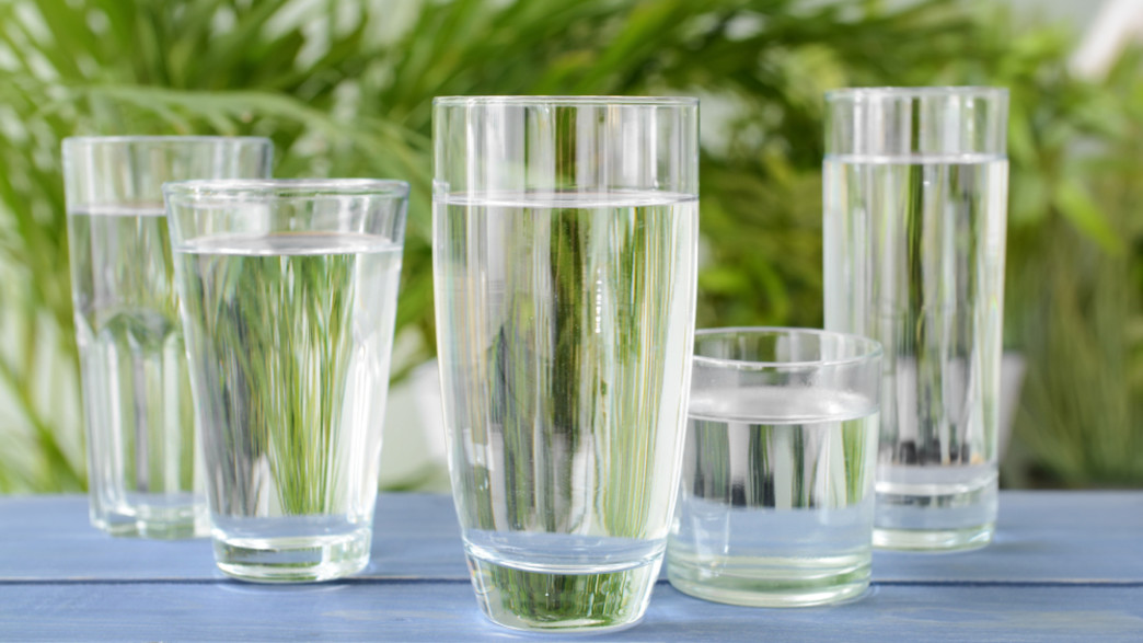 כוסות מים בגדלים שונים כוסות מים בגדלים שונים