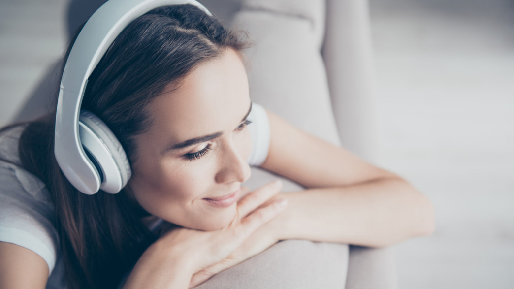 אישה עם אזניות אישה עם אזניות