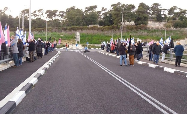 מחאת 'הדגלים השחורים' גם השבוע (צילום: הדגלים השחורים)