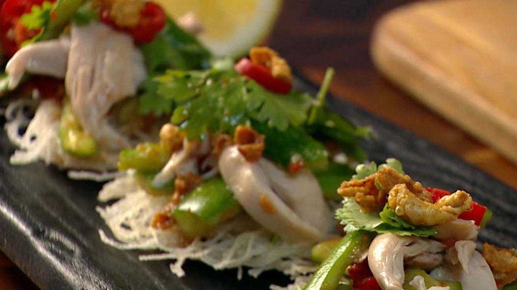 סלט מלפפונים קראנצ'י עם רצועות עוף