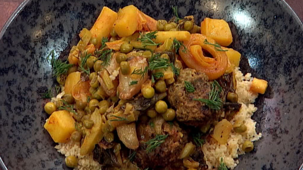 קציצות ברוטב צהוב עם הרבה ירוקים