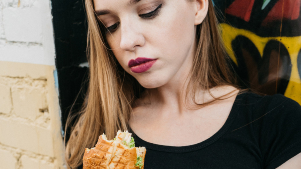 אישה אוכלת ג'אנק