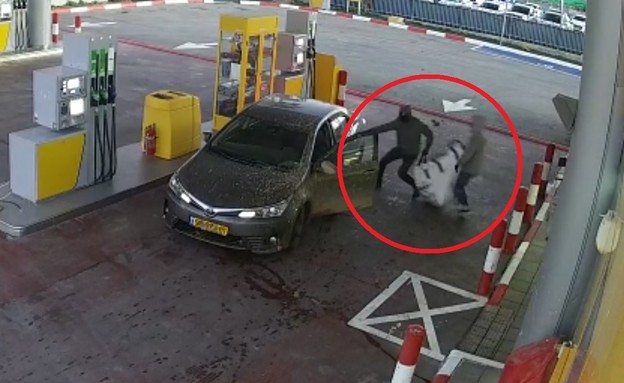 שוד תחנת דלק בבאר שבע (צילום: מצלמת אבטחה) שוד תחנת דלק בבאר שבע (צילום: מצלמת אבטחה)